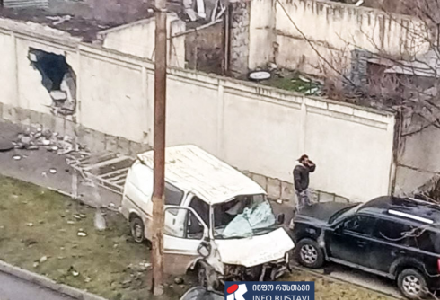 რუსთავში მიკროავტობუსი ბორდიურზე ავარდა და კედელი გაანგრია [video]