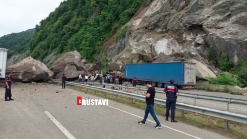 ართვინში კლდის ლოდები ჩამოცვივდა და 4 სატვირთო მოიყოლა [video]