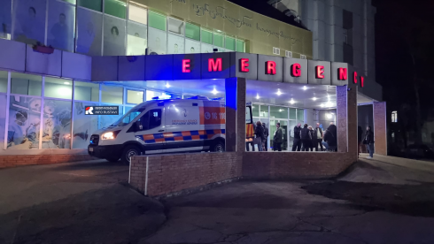 რუსთავში კორპუსის ფანჯრიდან ბავშვი გადმოვარდა