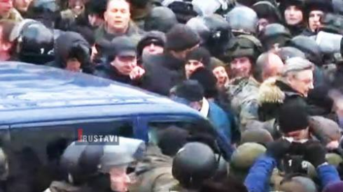 სააკაშვილი ტერიტორიიდან ვერ გაყავთ (Video)