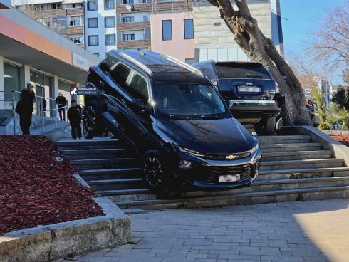 რუსთავში ავტომობილი კიბიდან დაგორდა