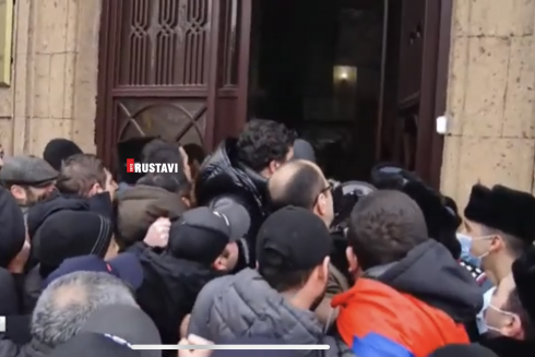 სომხეთში აქციის მონაწილეები მთავრობის სახლში შეიჭრნენ [video]