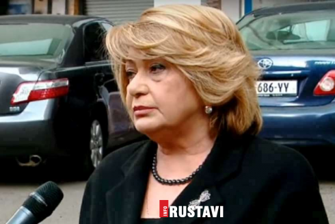 ჯანდაცვის სფეროს სპეციალისტი ვაქცინაზე