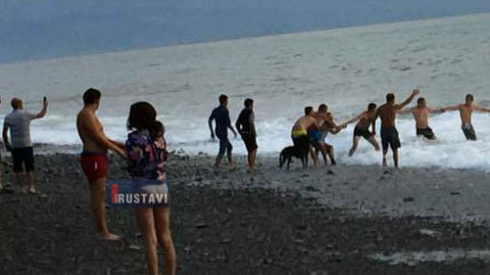 ცოცხალი ჯაჭვი ქობულეთში (ფოტო)