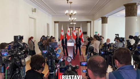 გირჩი პარლამენტში მივიდა