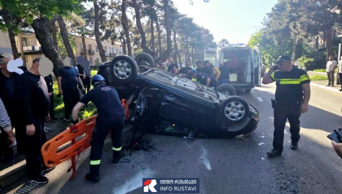 რუსთავში ავარიის დროს ავტომობილი ამობრუნდა [video]
