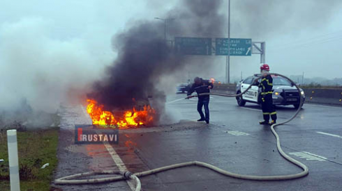 ავტობანზე მანქანა დაიწვა (ვიდეო)