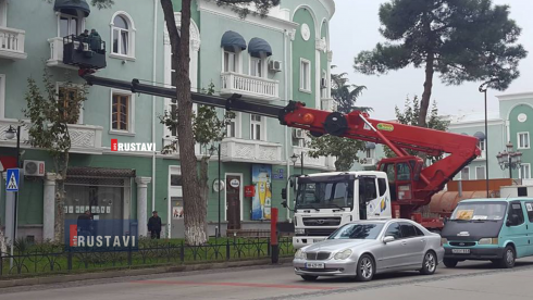 კოსტავას გამზირზე საახალწლო განათებების მონტაჟი დაიწყო