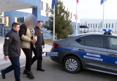 პირმა აკუსტიკური იარაღიდან რამდენიმე გასროლა განახორციელა