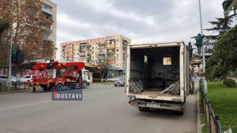 წინასაახალწლოდ ქუჩების მორთვა დაიწყო.