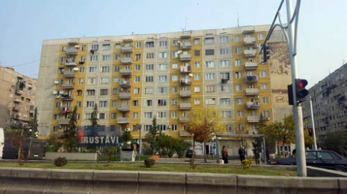 მცირეწლოვანი ფანჯრის რაფაზე (ფოტო)