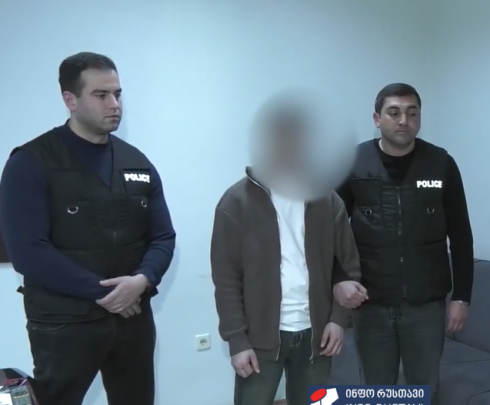 პოლიციამ ჯგუფურად ჩადენილი გამოძალვის ბრალდებით 4 პირი დააკავა