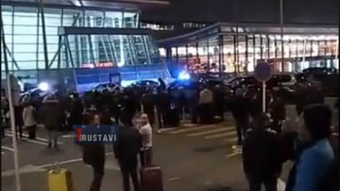 აეროპორტში ევაკუაციაა