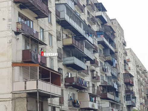 საფრთხის შემცველი აივნები რუსთავში [photo]