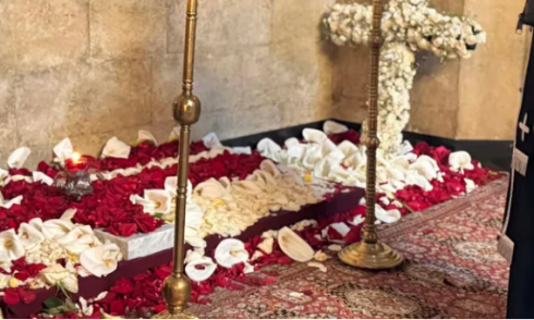 მოქალაქეები სიონის საპატრიარქო ტაძარში ილია მეორის საფლავზე დილიდან მიდიან