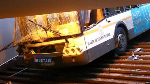 ავტობუსი მიწისქვეშა გადადასვლელში [video]