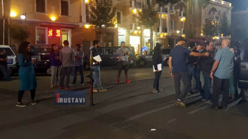 ცენტრალურ ქუჩაზე სროლისა და აფეთქებების ხმა ისმის (ვიდეო)