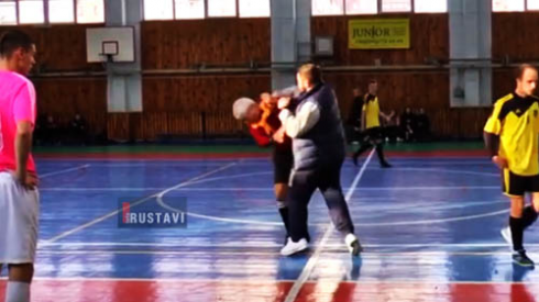 ქართველმა მწვრთნელმა მსაჯი ცემა (ვიდეო)