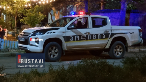 რუსთავში მამაკაცი დის შვილს დანით ემუქრებოდა