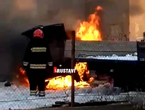 რუსთავში ავტომობილი დაიწვა