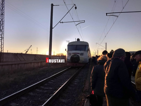 რუსთავის მიმართულებით სამგზავრო მატარებელი ივლის