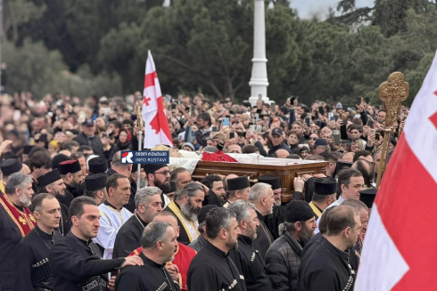 ხალხი სრულიად საქართველოს კათოლიკოს პატრიარქს, ილია მეორეს დაემშვიდობა