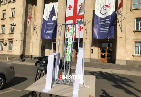 ხმაური რუსთავის მერიასა და საკრებულოში [video]