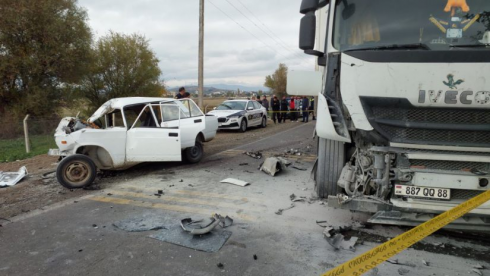 მსუბუქი ავტომობილი და სატვირთო ერთმანეთს შეეჯახა