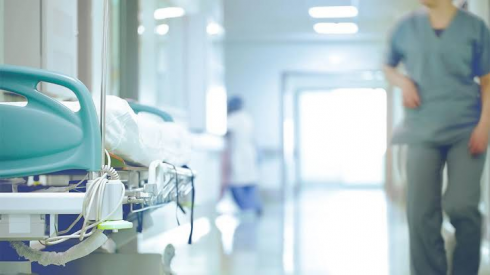 სანიტარმა კლინიკაში იმშობიარა და ჩვილის მოკვლა სცადა