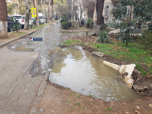 რუსთავში ვაჟა-ფშაველას ქუჩაზე წყალი მოედინება