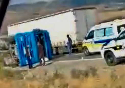 ორი ტრაილერის შეჯახებისას ერთ-ერთი ამობრუნდა