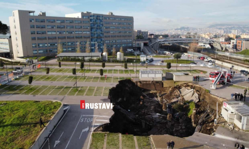 20 მეტრის სიღრმის ხვრელში ავტომობილები მოყვა [video]