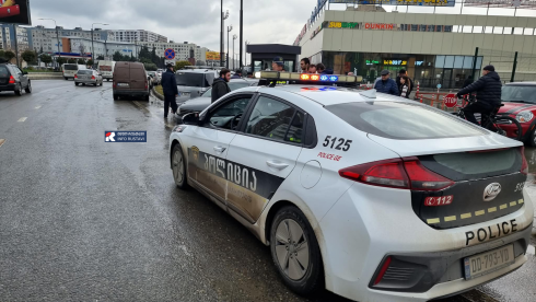 რუსთავში, მოლის შესასვლელთან ერთმანეთს 3 ავტომობილი დაეჯახა