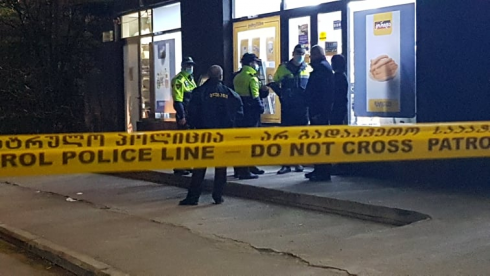 რუსთავში, მაღაზიაში კაცმა ქალს სცემა [video]