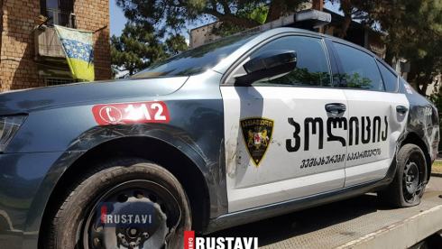 პოლიციის მანქანა მოქალაქეს დაეჯახა
