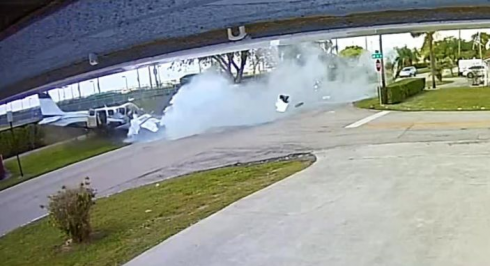 თვითმფრინავი ჩამოვარდა და ავტომობილს შეეჯახა [video]