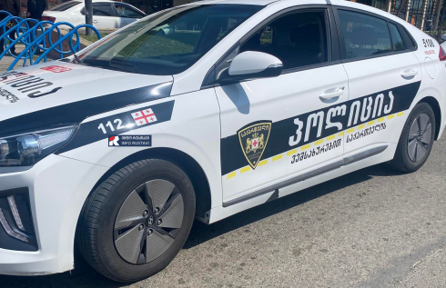 ავტობუსში კაცი დაჭრეს