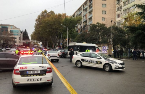 "ხელში ხელყუმბარის ფორმის სანთებელა ეჭირა"