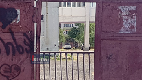 წარწერა რუსთავის საგამოცდო ცენტრის კარებზე [photo]