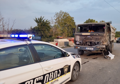 რუსთავში ორი სატვირთო ერთმანეთს შეეჯახა [video]