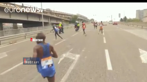 მარათონის მონაწილეებს გზა აერიათ (ვიდეო)