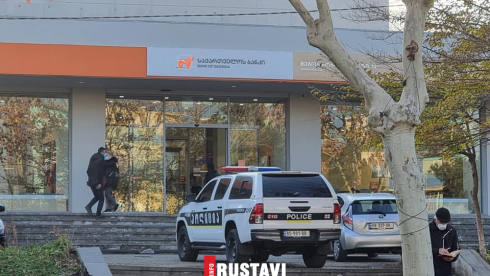 რუსთავში ბანკებს სპეცრაზმის ეკიპაჟები იცავს [photo]