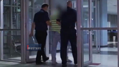 მამაკაცმა ჯერ მეუღლე შემდეგ კი შვილი ცემა (ვიდეო)